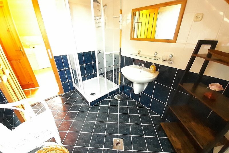 Modernes Badezimmer mit lila Akzenten und Spiegel.