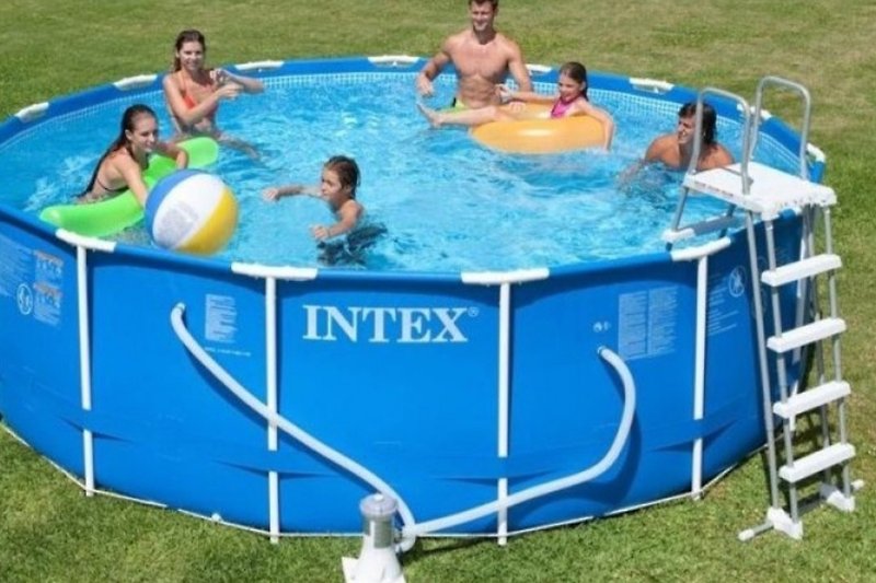 Pool-Spaß mit aufblasbaren Spielen und Wasseraktivitäten!