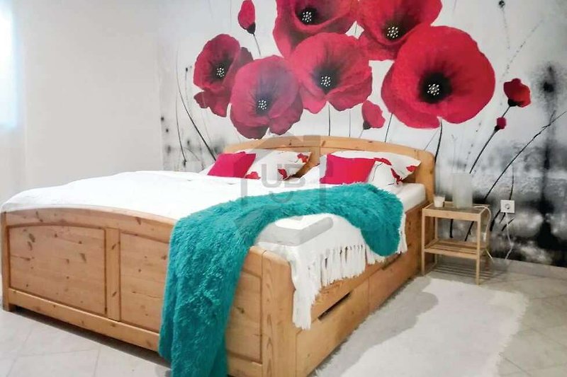 Gemütliches Schlafzimmer mit bequemem Bett, Holzmöbeln und stilvoller Dekoration.