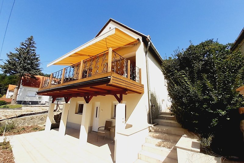 Schönes Ferienhaus mit Holzfassade und stilvollem Dach in idyllischer Umgebung.