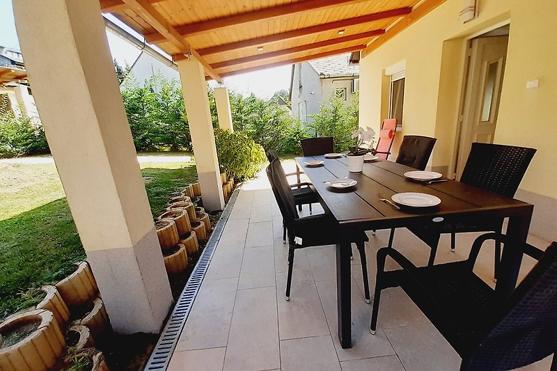 Stilvolles Ferienhaus mit Holzinterieur und gemütlicher Terrasse.