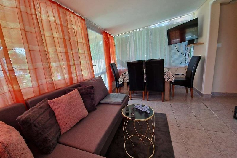 Wohnzimmer mit stilvoller Einrichtung und gemütlichen Möbeln.