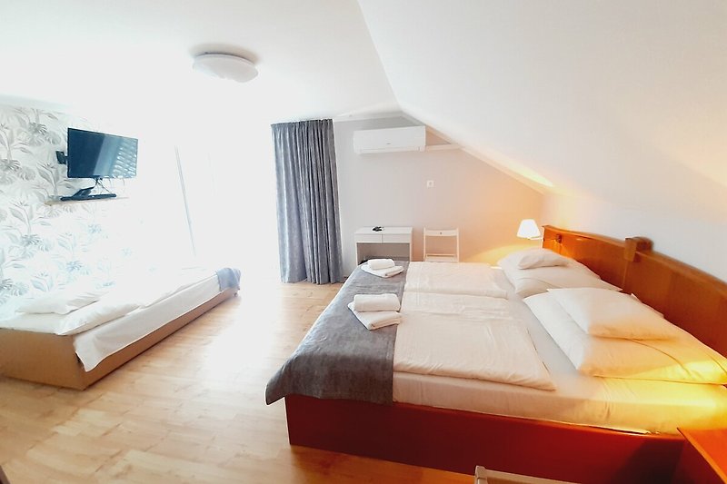 Stilvolles Schlafzimmer mit bequemem Bett und elegantem Interieur.