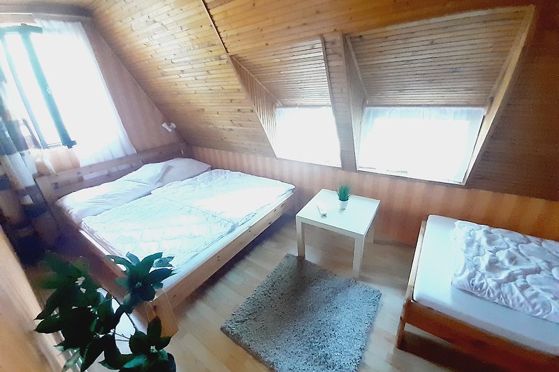 Gemütliches Schlafzimmer mit stilvollem Interieur und bequemem Bett.