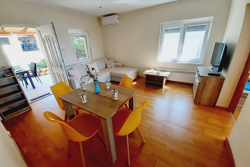 Stilvolles Wohnzimmer mit Holzboden und gemütlicher Einrichtung.
