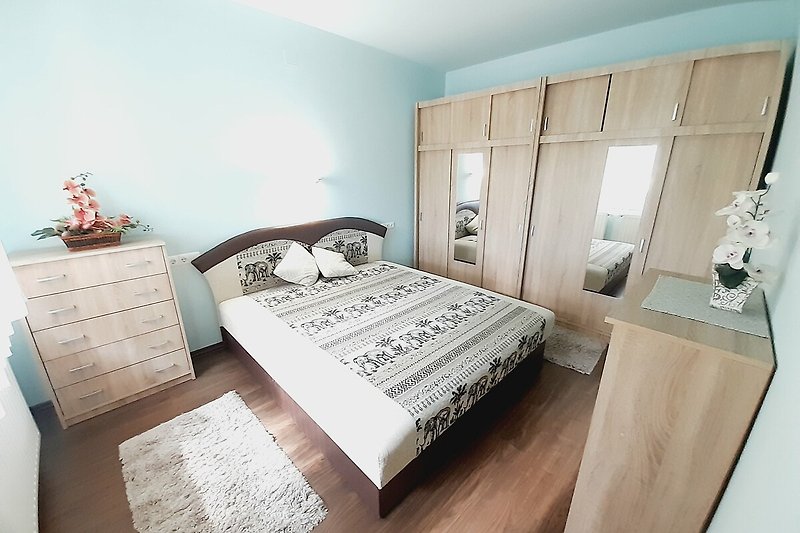 Gemütliches Schlafzimmer mit Holzboden und stilvoller Einrichtung.