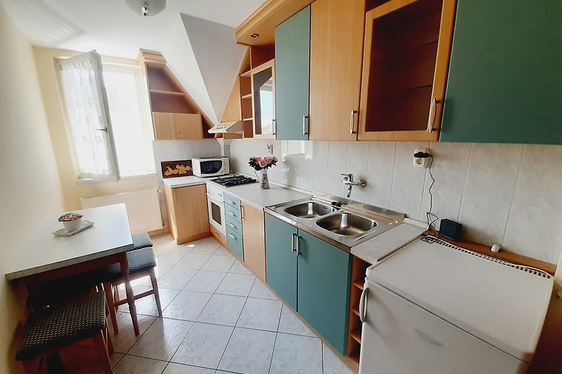 Moderne Küche mit stilvollen Möbeln und Arbeitsplatte.