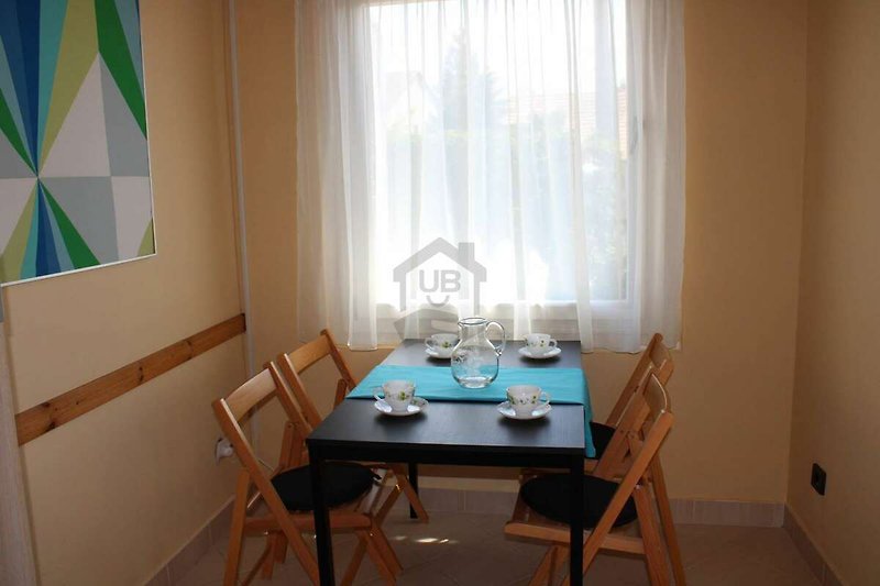 Einladendes Esszimmer mit elegantem Tisch und stilvollen Stühlen.