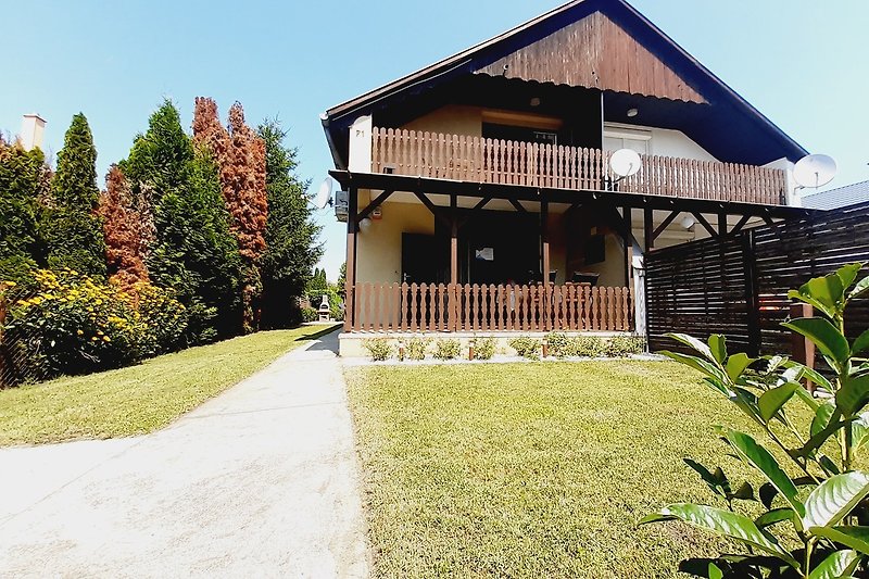 Schönes Ferienhaus mit idyllischem Garten und gemütlicher Holzfassade.