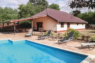 KURAZSI Vakantiehuis met zwembad