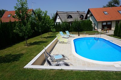 Tubi Resort con piscina en el lago Balaton