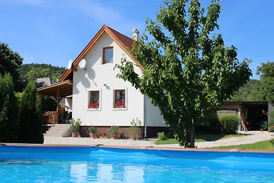 Casa con piscina nei vigneti