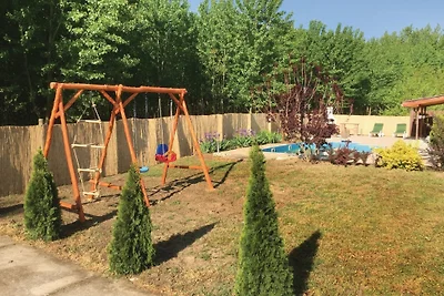 KURAZSI Vakantiehuis met zwembad