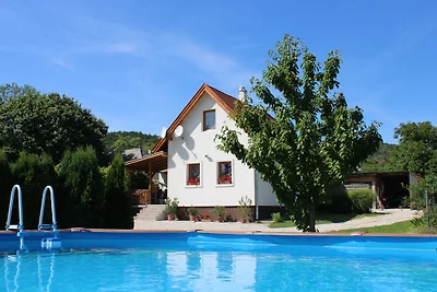 Casa con piscina nei vigneti