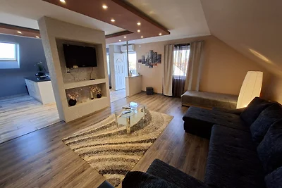 LOTUS Apartman mit aufgestelltem Pool