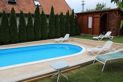 Tubi Resort con piscina en el lago Balaton