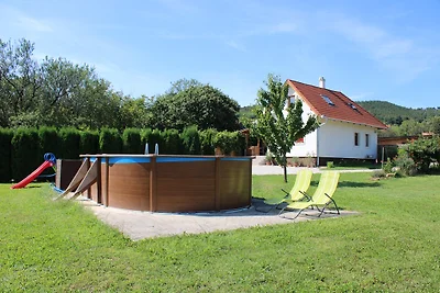 Casa con piscina nei vigneti