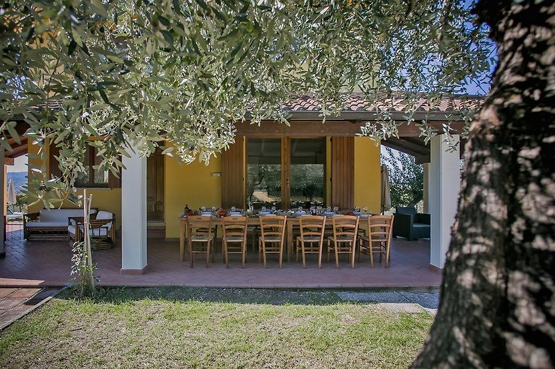 Villa Candelara - Große Veranda mit direktem Zugang zur Küche und Wohnzimmer