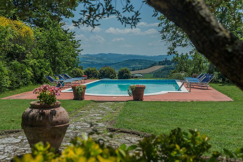 Villa Petroia - Panoramic pool with view over the countryside