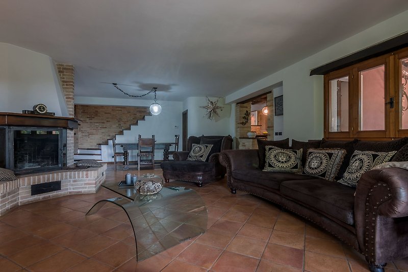 Villa Lucia - Soggiorno con divani e TV