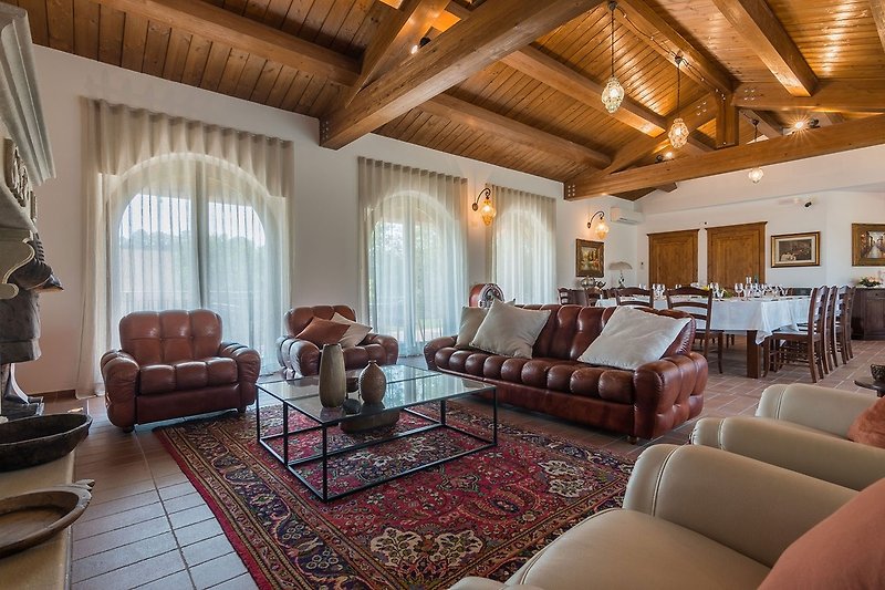 Villa Flavia - Large living room with dining table