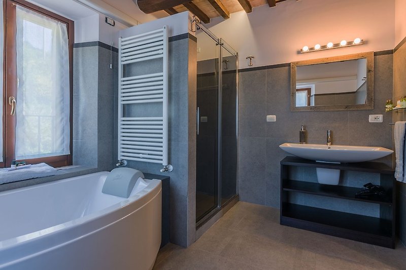 Villa Greta - bathroom with shower and tub