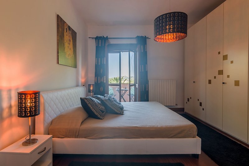 Villa Lucia - Double bedroom with small balcony