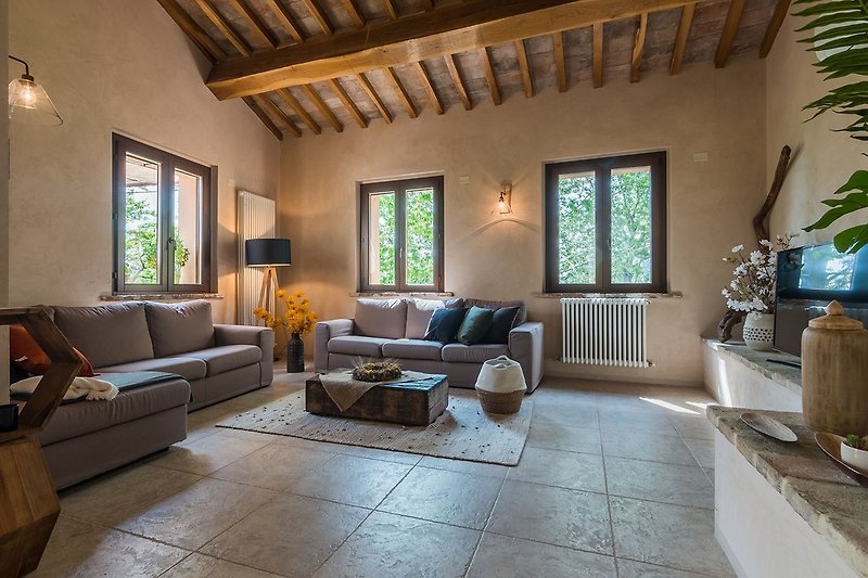Villa del Duca - breiter Wohnbereich mit Couchen und TV