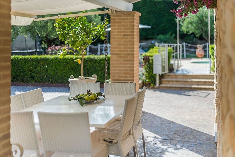 Villa Alis - Outdoor-Tisch und Stühle