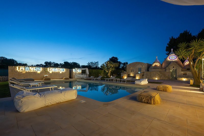 Trulli Le Pupe – Poolbereich für entspannte Abende im Freien