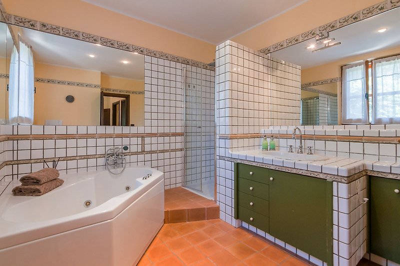 Villa Lucia – Badezimmer mit Dusche und Badewanne
