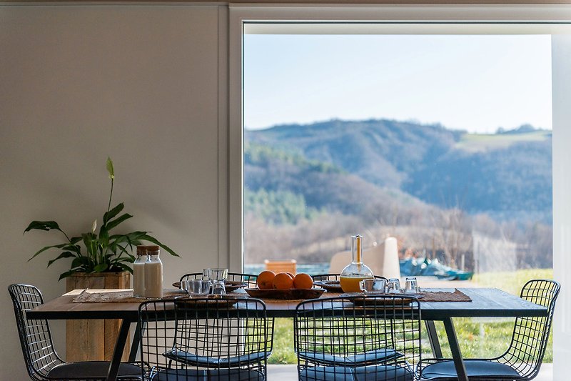 Villa Gea - Dining table with view over the garden