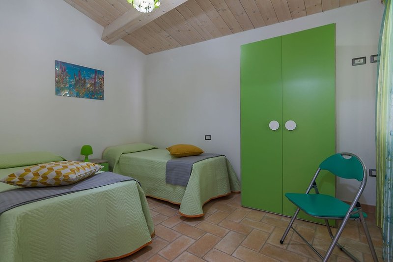 Villa Rosa - Bedroom with single beds