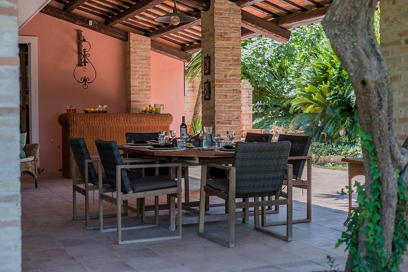 Villa Lucia – Tisch im Freien für Mahlzeiten im Freien