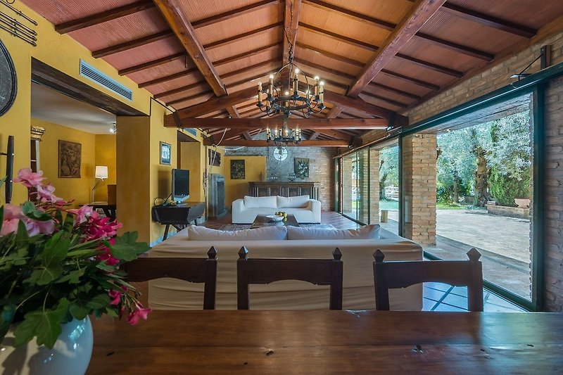 Villa Cavalli - breites und helles Wohnzimmer mit entzückendem Blick auf die Grünfläche