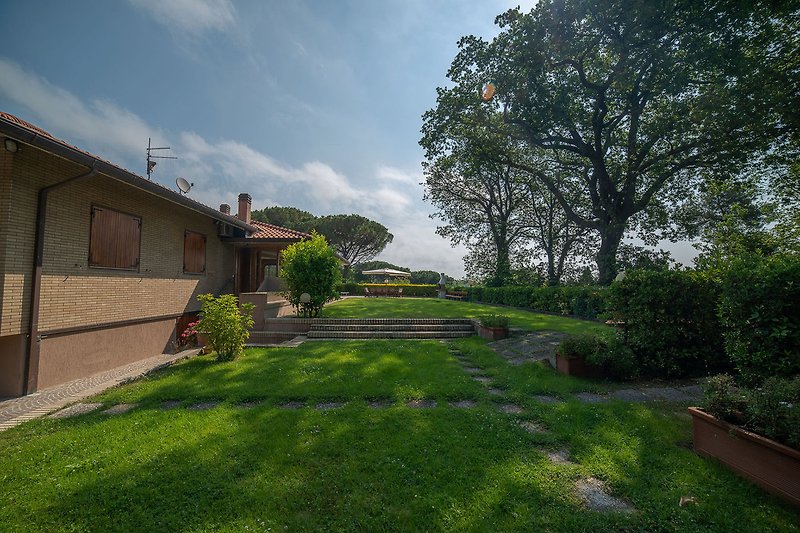 Villa Micol - Wide garden where to enjoy relaxing moments