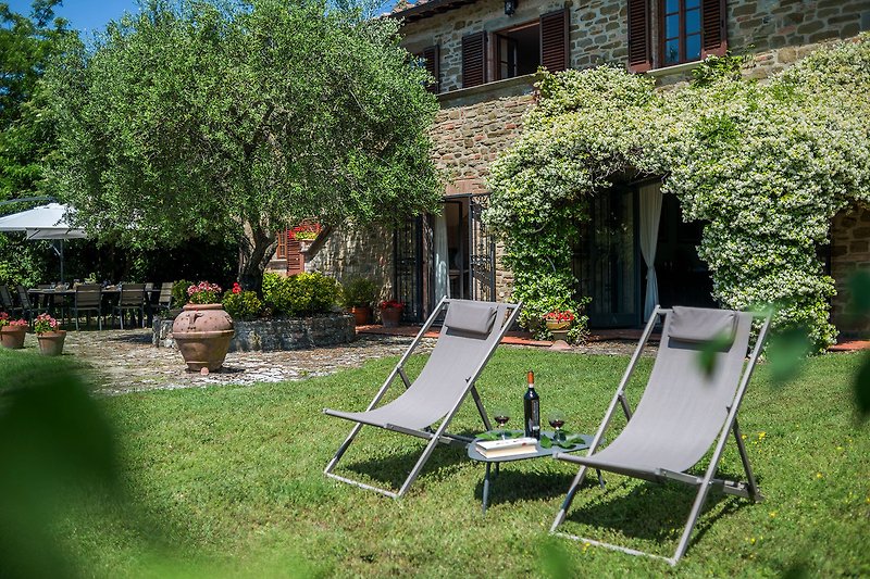 Villa Petroia – Liegestühle zum Entspannen bei Aperitifs am Pool