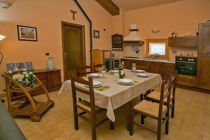  Casa Betty - Soggiorno-cucina con camino e TV 