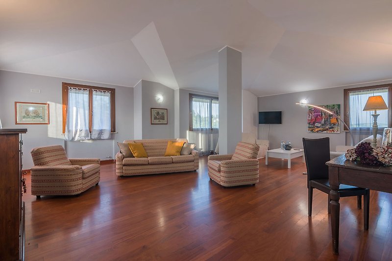 Villa Candelara – Entspannungsbereich mit Sofas und TV-Ecke