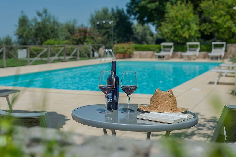 Villa Il Fiore e la Farfalla - By the pool aperitifs
