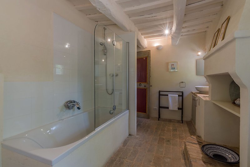 Casa Antonio – Großes Badezimmer mit Dusche