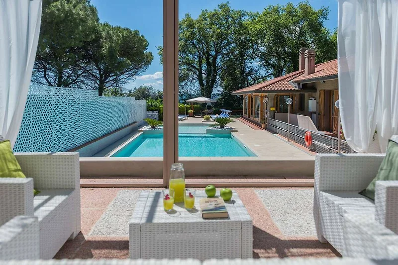 Villa Micol – Blick vom Pavillon auf den Pool