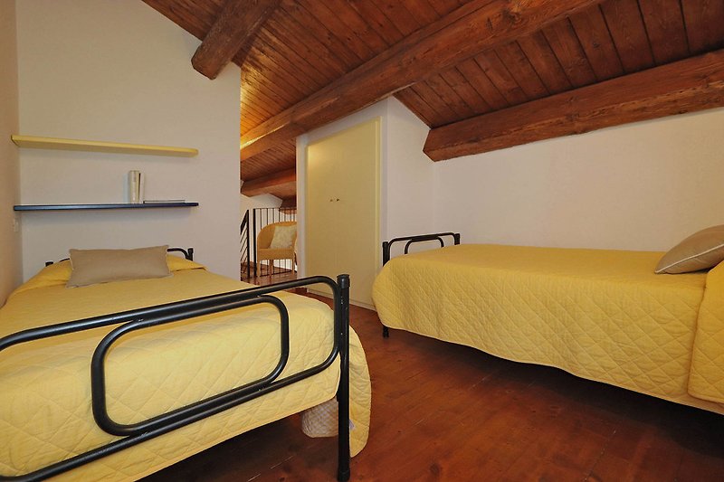 Casa Rossa - Mezzanine floor with two single beds