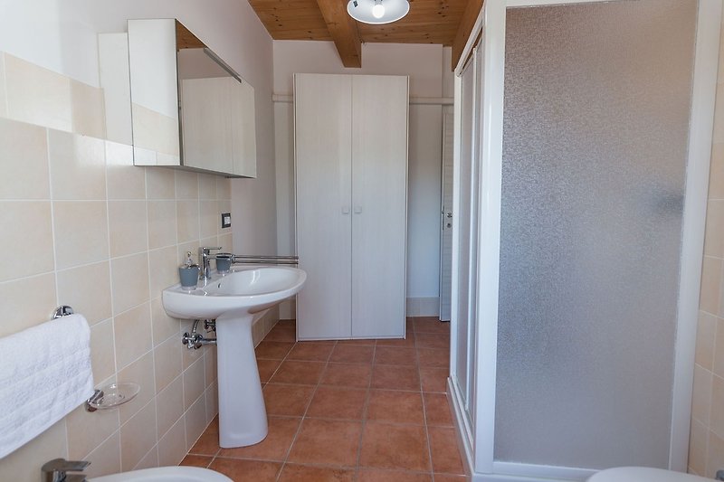 Villa Rosa - Bathroom with shower