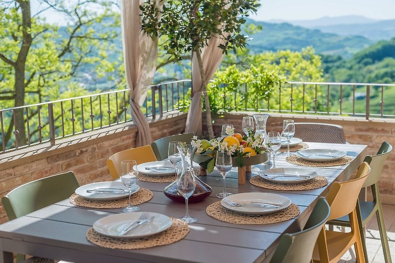 Villa del Duca - enjoy an outdoor lunch with panoramic view over the hills of Le Marche