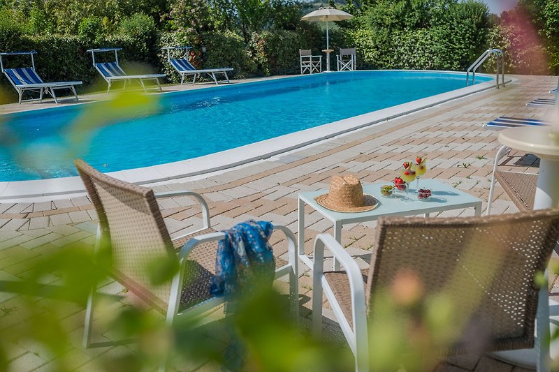 Villa Amata – Poolbereich zum Genießen entspannender Aperitifs