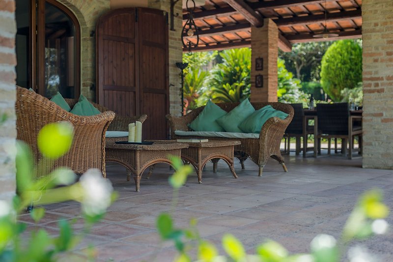 Villa Lucia – Ausgestattete Veranda mit Sitzecke