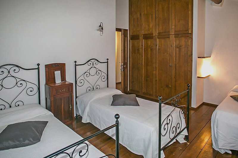 Villa Monica - Bedroom with three single beds