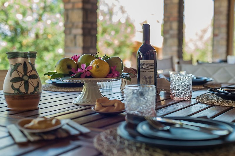 Villa Nina – Veranda mit Tisch und Stühlen für Mahlzeiten im Freien
