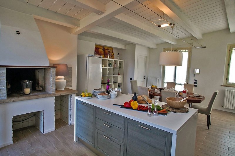 Villa Selene - Breite ausgestattete Küche mit Ausgang zur Veranda